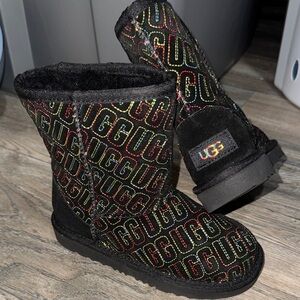 UGG Classic II Graphic Stitch  Black Sz 13